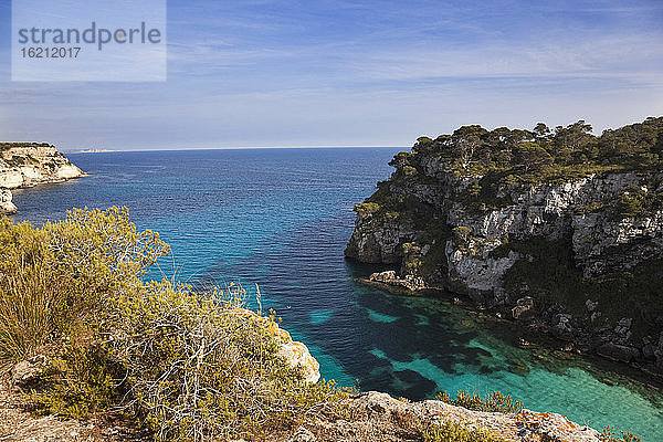 Spanien  Menorca  Blick auf Cala Macarelleta