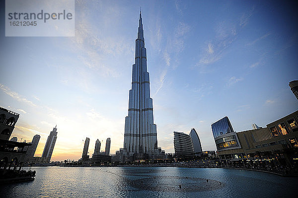 Vereinigte Arabische Emirate  Dubai  Blick auf den Turm Burj Khalifa