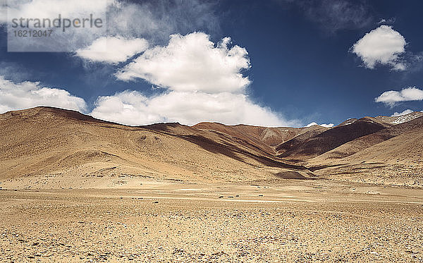 Indien  Ladakh  braune  karge Landschaft des Himalaya