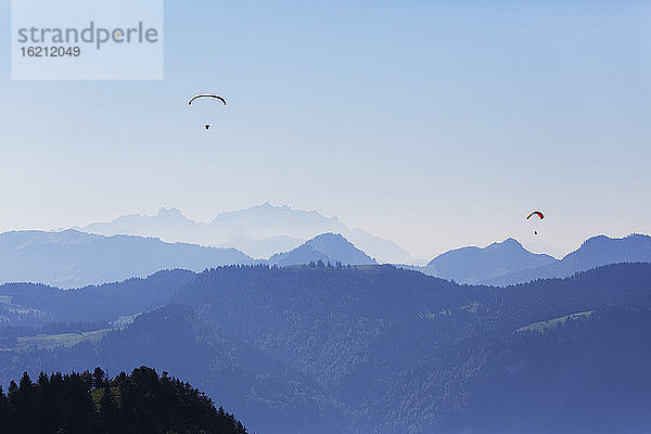 Österreich  Vorarlberg  Gleitschirmfliegen über der Niedere