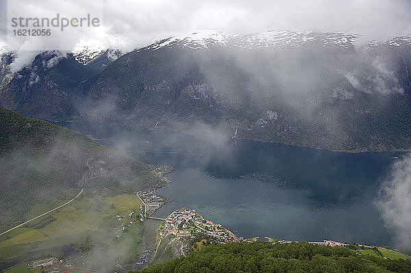 Norwegen  Fjord Norwegen  Aurlandsfjord mit Nebel