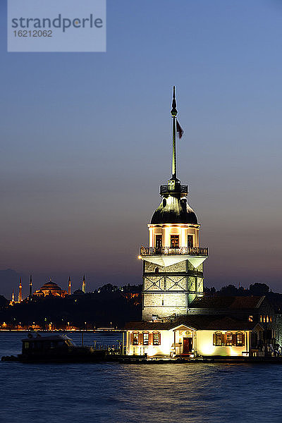 Türkei  Istanbul  Blick auf Maidens Tower und Hagia Sophia in der Abenddämmerung