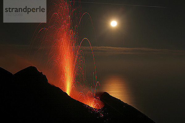 Italien  Vulkan Stromboli  Ausbrüche und Vollmond