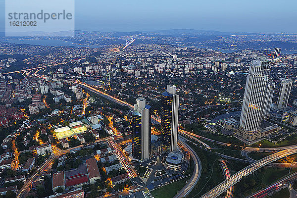 Europa  Türkei  Istanbul  Blick auf das Finanzviertel mit der Bosporus-Brücke
