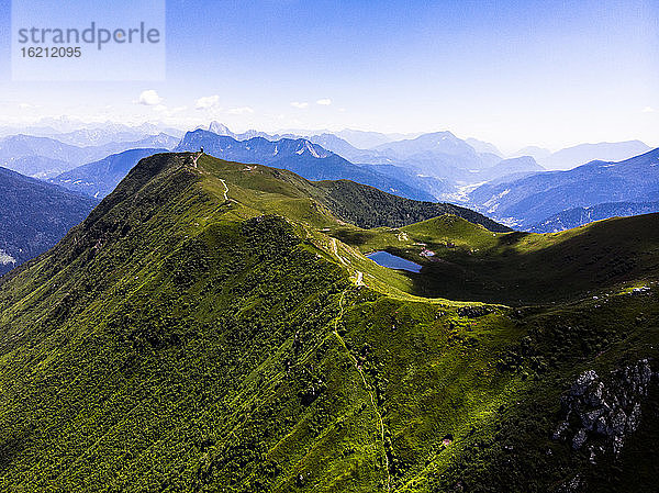 Italien  Friaul-Julisch Venetien  Luftaufnahme eines grünen Gipfels in den italienischen Alpen