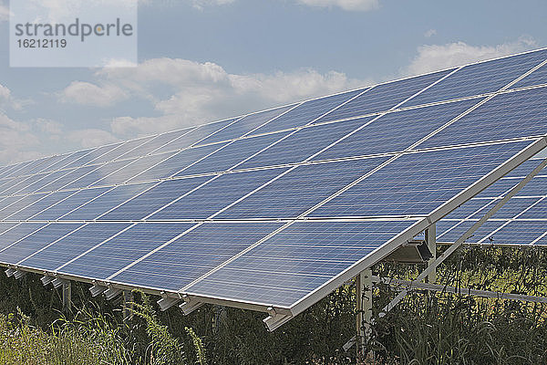Deutschland  Bayern  Blick auf Solarmodule im Solarfeld
