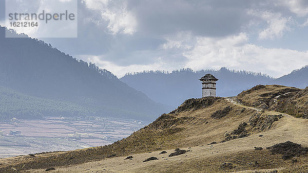 Bhutan  Blick auf Wanderweg und Stupa im Phobjika-Tal