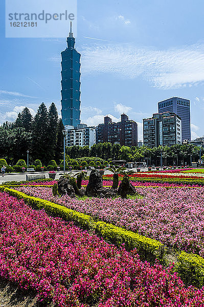 Taiwan  Taipeh  101-Wolkenkratzer mit Blumenbeet im Vordergrund