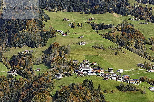 Österreich  Vorarlberg  Blick auf das Dorf Blons im Großen Walsertal