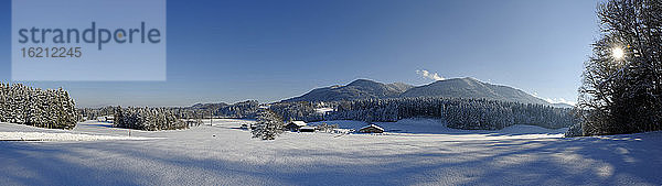 Deutschland  Blick auf Berge und Haus im Winter