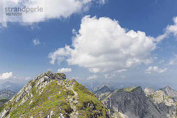 Deutschland  Bayern  Blick auf Gratwanderung zum Gipfel der Ammergauer Hochplatte