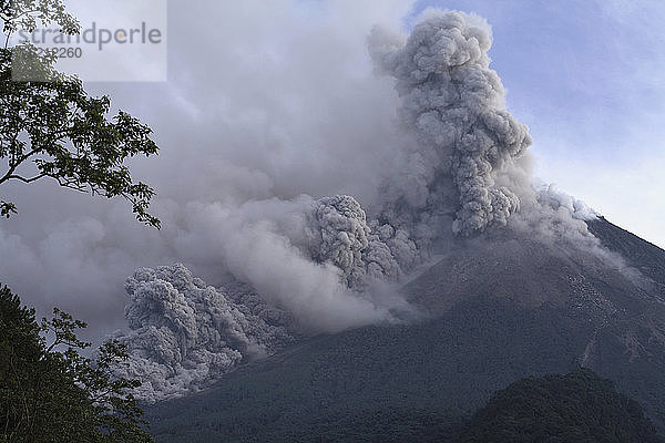 Indonesien  Rauch steigt vom Vulkan auf