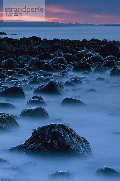 Neuseeland  Coromandel  Amodeo Bay mit Nebel bei Nacht