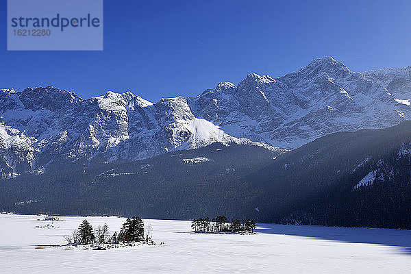 Deutschland  Bayern  Blick auf den zugefrorenen Eibsee mit Wettersteingebirge und Zugspitze