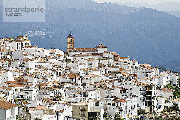 Spanien  Andalusien  Blick auf das weiße Bergdorf Algatocin