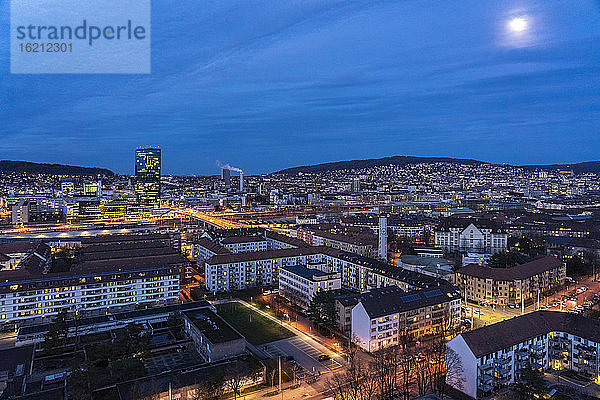 Schweiz  Zürich  Stadtbild bei Nacht beleuchtet