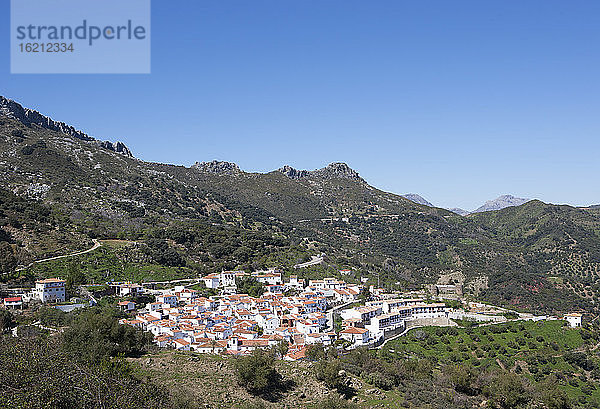 Spanien  Blick auf Benadalid und die Berge der Sierra Bermeja im Hintergrund