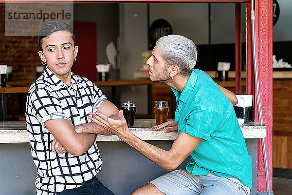 Homosexuelles Paar streitet sich an der Bar