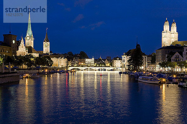 Schweiz  Zürich  Fraumünster  Stadtbild bei Nacht
