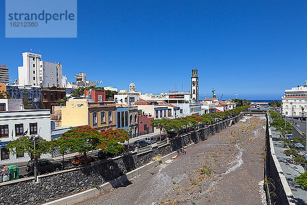Spanien  Santa Cruz de Tenerife  Blick auf den Glockenturm der Kirche
