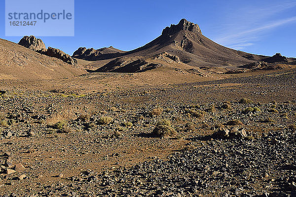 Algerien  Diatrem oder vulkanisches Rohr am Atakor  Ahaggar-Gebirge im Hintergrund