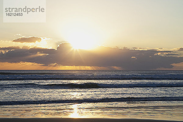Neuseeland  Blick auf Ninety Mile Beach bei Sonnenuntergang