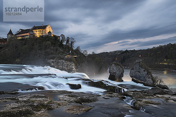 Schweiz  Schaffhausen  Blick auf Wasserfall in der Abenddämmerung
