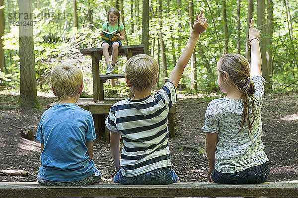 Deutschland  Bayern  München  Freunde spielen Schule im Wald