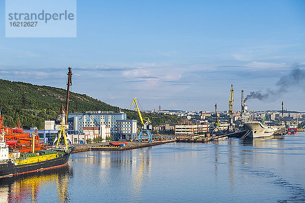 Russland  Murmansk  Rusatom  Schiffe und Kräne im Hafen