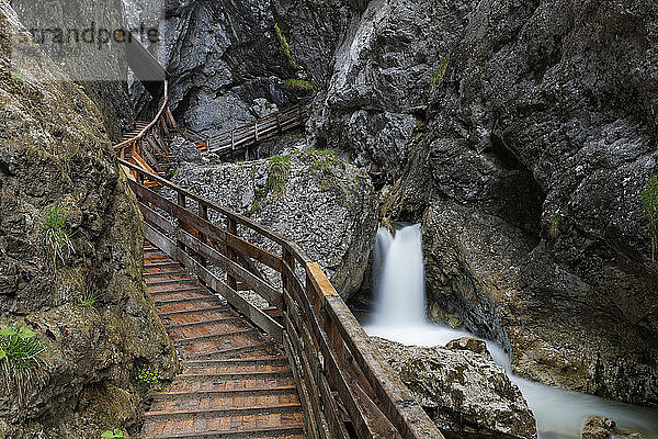 Österreich  Steiermark  Blick auf den Wasserfall im Ennstal