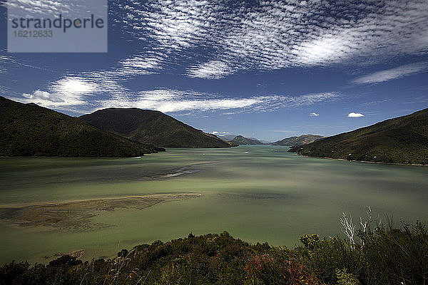 Neuseeland  Felsenküste und Bucht