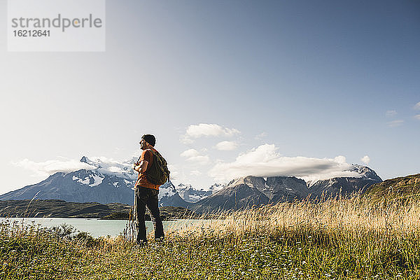 Mann am Pehoe-See im Torres Del Paine-Nationalpark  Chile Patagonien  Südamerika