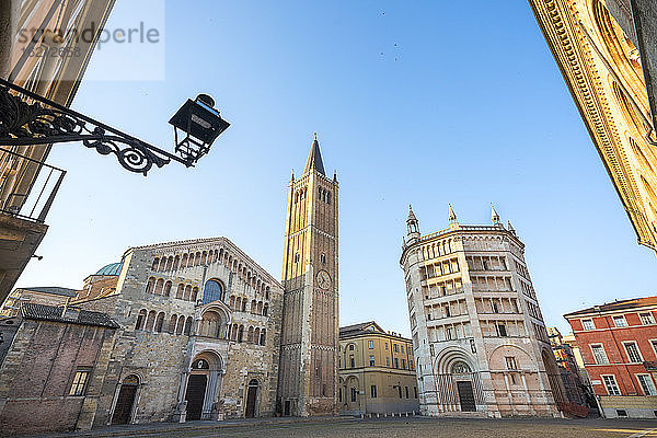 Italien  Provinz Parma  Parma  Klarer Himmel über dem Dom und dem Baptisterium von Parma