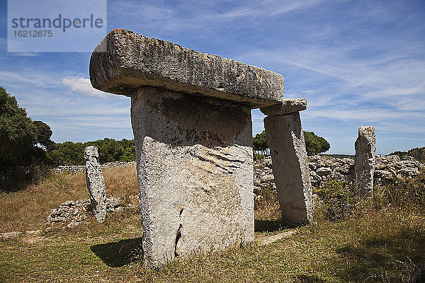 Spanien  Menorca  Blick auf den Taula-Kult und die megalithischen Monumente bei Mahon