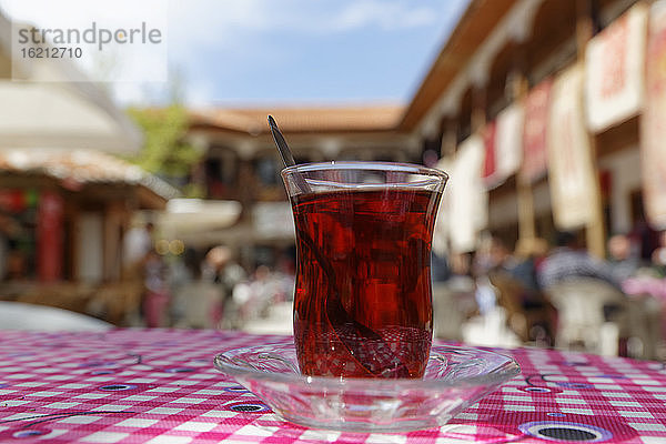 Türkei  MuglaTürkischer Tee auf dem Tisch