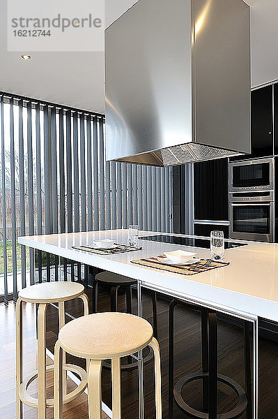 Kücheninsel in modernem Haus