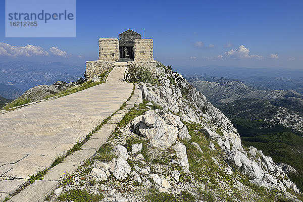 Montenegro  Blick auf den Lovcen-Nationalpark  Njegusi-Mausoleum