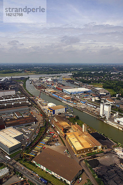 Deutschland  Duisburg  Blick auf den Hafen in der Stadt