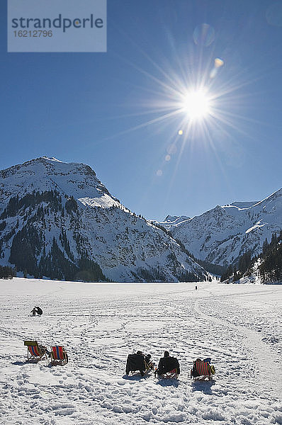 Österreich  Touristen entspannen sich auf Liegestühlen in den Tannheimer Alpen