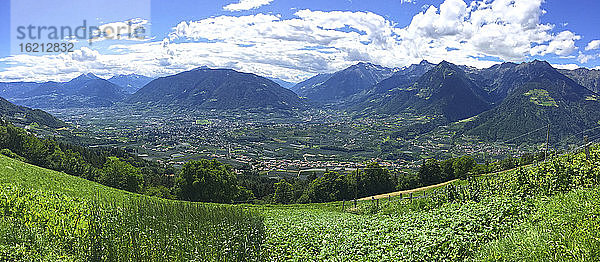 Italien  Südtirol  Schenna  Panoramablick auf ein Tal in den Dolomiten