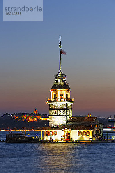 Türkei  Istanbul  Blick auf den Jungfernturm und den Topkapi-Palast im Hintergrund