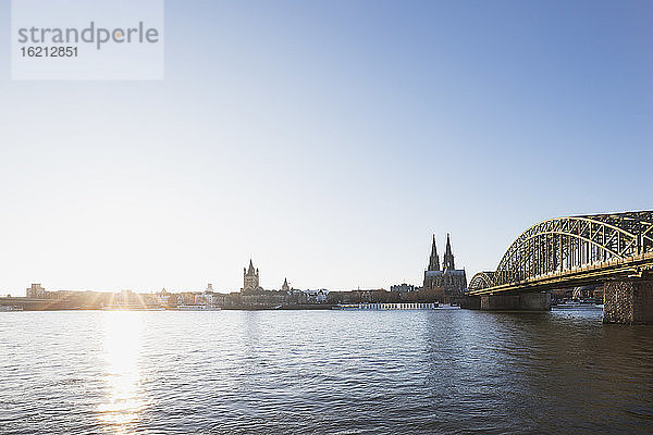 Deutschland  Nordrhein-Westfalen  Köln  Sonnenuntergang über dem Rhein mit Hohenzollernbrücke und Kölner Dom im Hintergrund