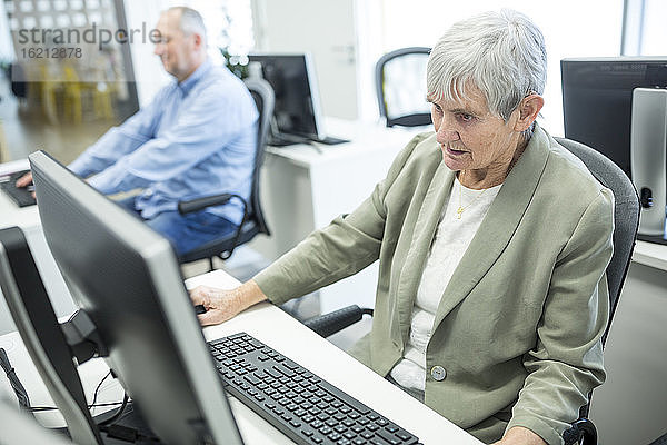 Aktive Senioren  die einen Computerkurs besuchen und am PC arbeiten