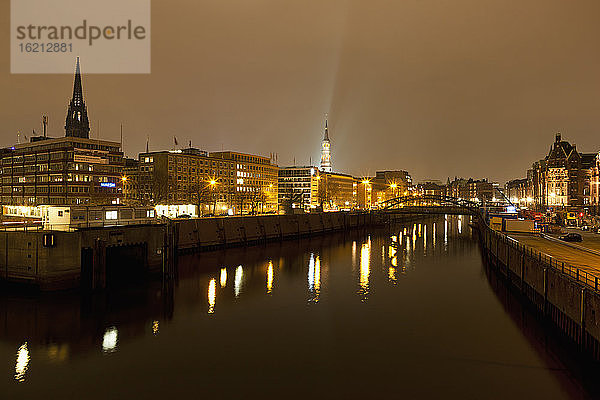 Deutschland  Hamburg  Ansicht der Kirche mit Elbe bei Nacht
