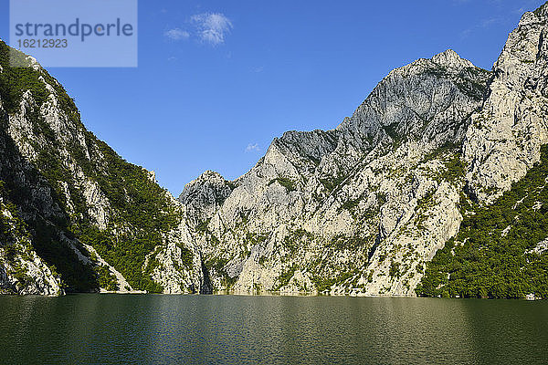 Albanien  Balkan  Blick auf Kalksteinfelsen am Koman-See