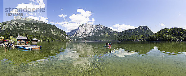 Österreich  Salzkammergut  Ausseerland  Altaussee  Blick auf Boote im Altausseer See bei Tressenstein