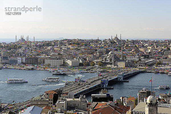 Türkei  Istanbul  Blick auf den Galata-Turm und die Galatabrücke am Goldenen Horn