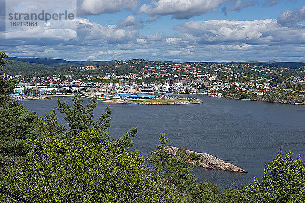 Norwegen  Kristiansand  Blick auf Stadt und Bucht