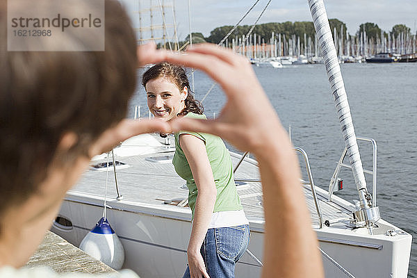 Deutschland  Ostsee  Lübecker Bucht  Junges Paar hat Spaß