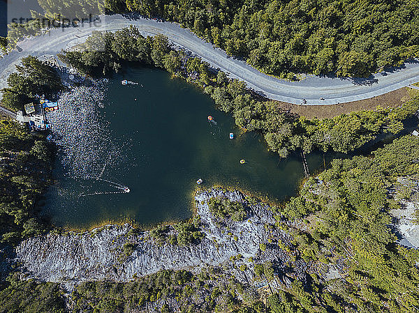 Luftaufnahme des Montferran-Sees im Bergpark Ruskeala